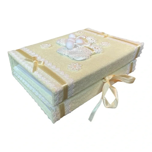 BABY PHOTO ALBUM EMBELLISHED WITH BOOTIES & FLOWERS - Picture 1 of 6